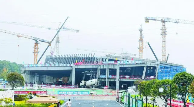 三星堆博物館新館項(xiàng)目建筑面積約5.44萬平方米，地上主體封頂